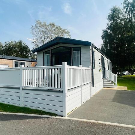 Teejay'S Lodge With Hot Tub York Exterior photo