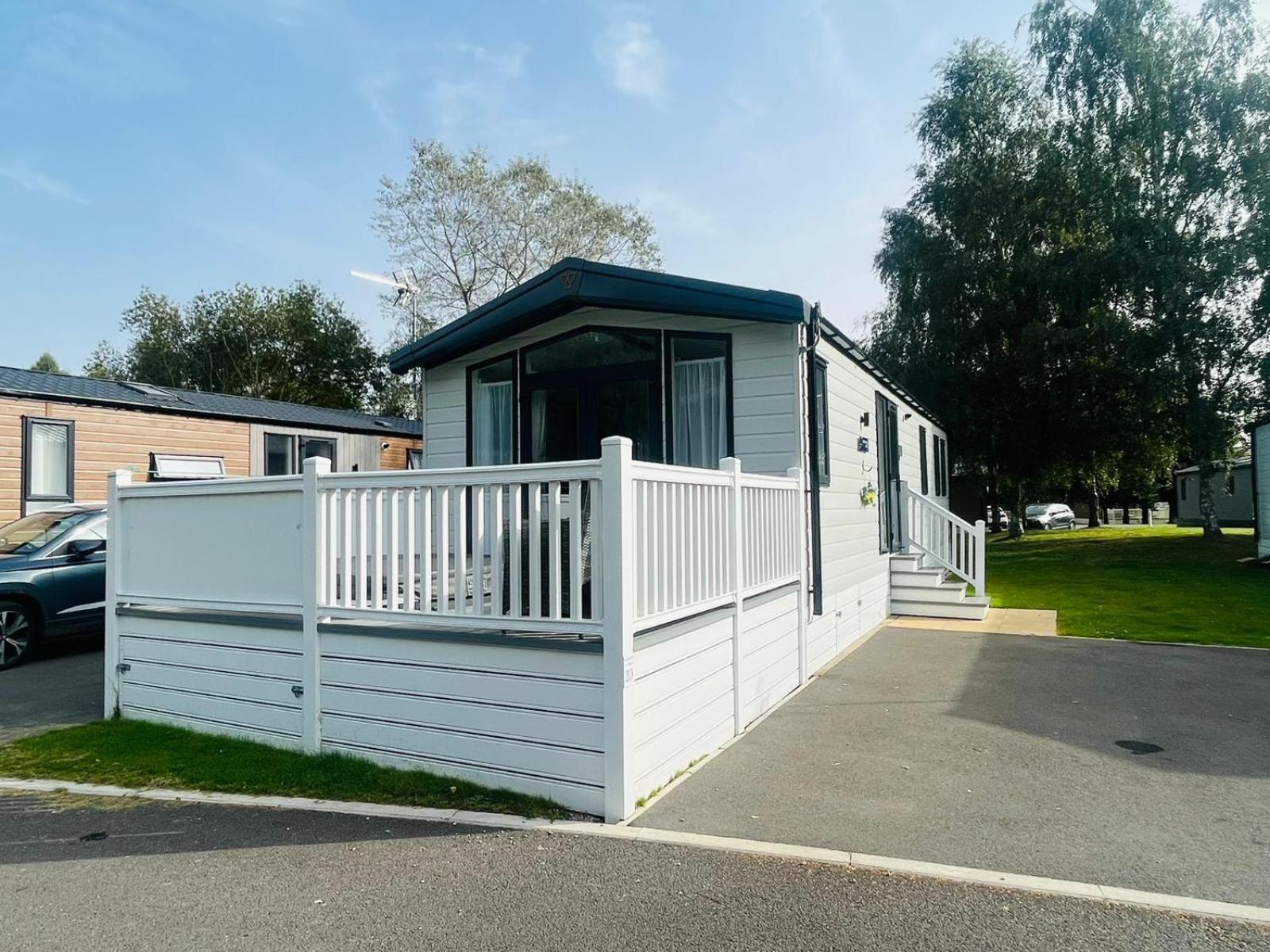 Teejay'S Lodge With Hot Tub York Exterior photo